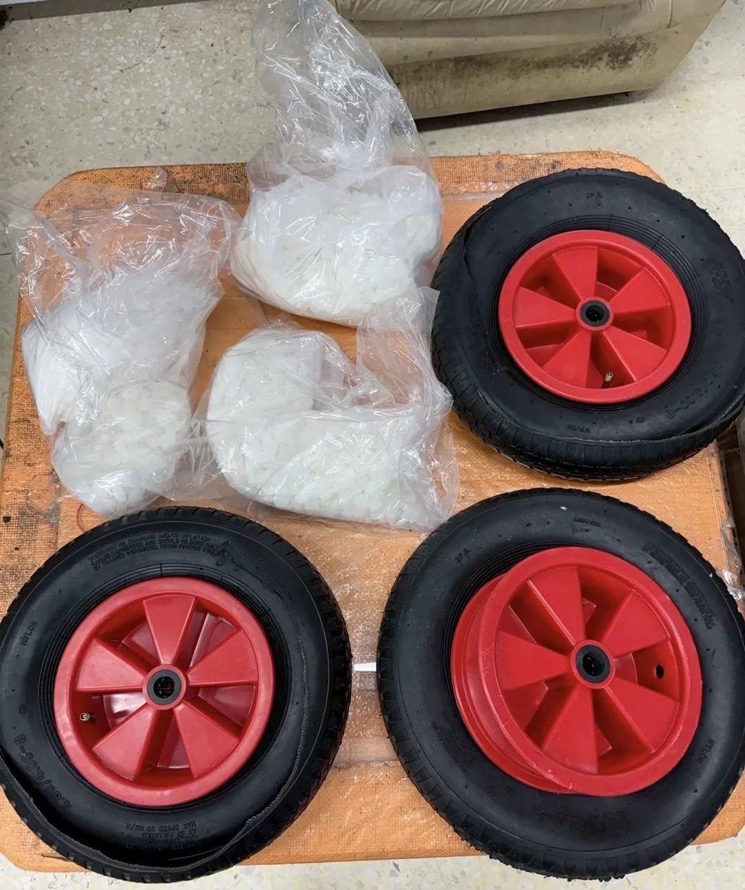 運毒集團將千萬K毒藏在輪胎內。（圖／翻攝畫面）