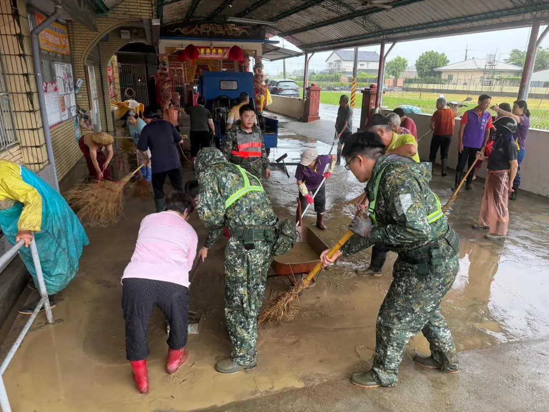 國軍第四作戰區26日派出官兵協助災民清除淤泥。（圖／翻攝賴清德臉書）