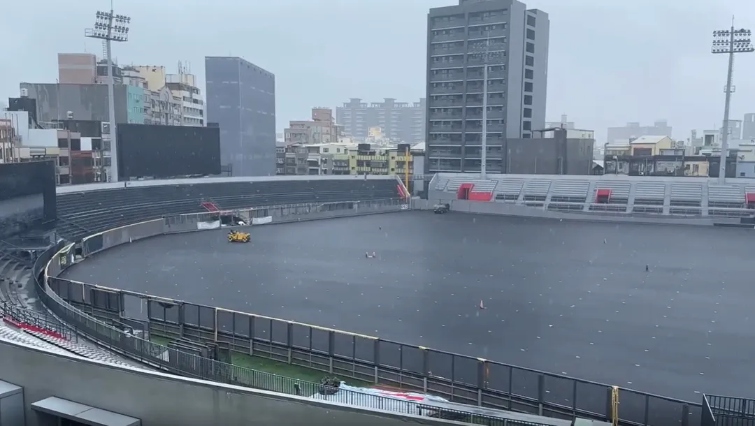 新竹降下暴雨,然而Threads網友分享的影片顯示,改建後的棒球場並未出現積水問題。(圖/Threads網友@ching_yuyuyu授權提供)