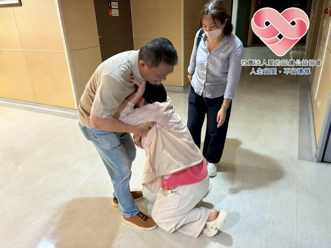 苗栗40歲癌末男子阿懋不幸病逝，妻子阿妍（前排右1）痛哭失聲。（圖／翻攝自Facebook@社團法人愛的延續公益協會）