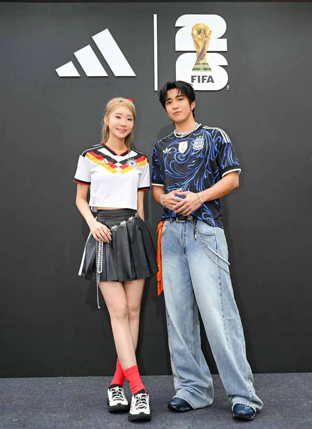 歌手婁峻碩(右)、陳華(左)26日受運動品牌之邀,特別穿上世足國家隊球衣亮相。(圖/adidas 提供)