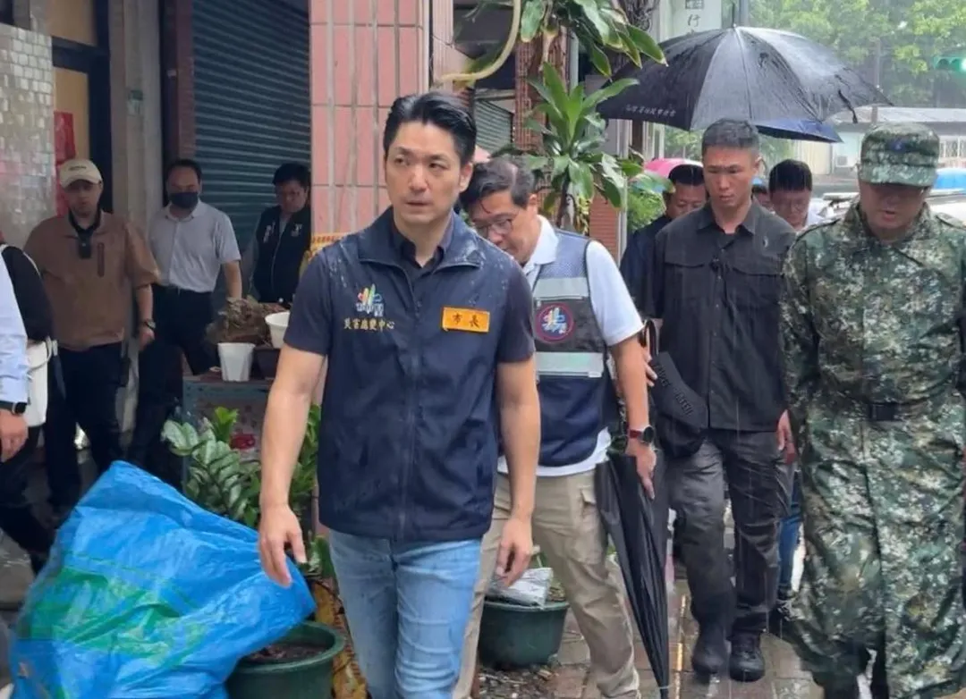 蔣萬安巡視災區。(圖取自蔣萬安臉書)