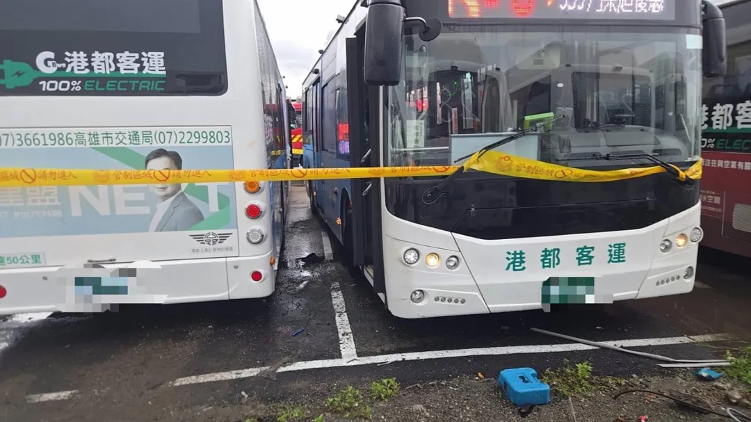 公車司機遭輾。(圖/翻攝畫面)