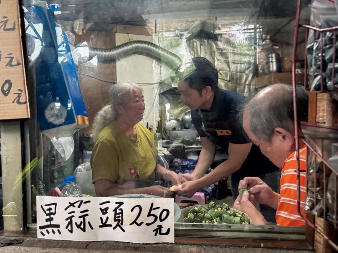 台北市長蔣萬安赴視察淹水災區，慰問市民。（蔣萬安臉書）