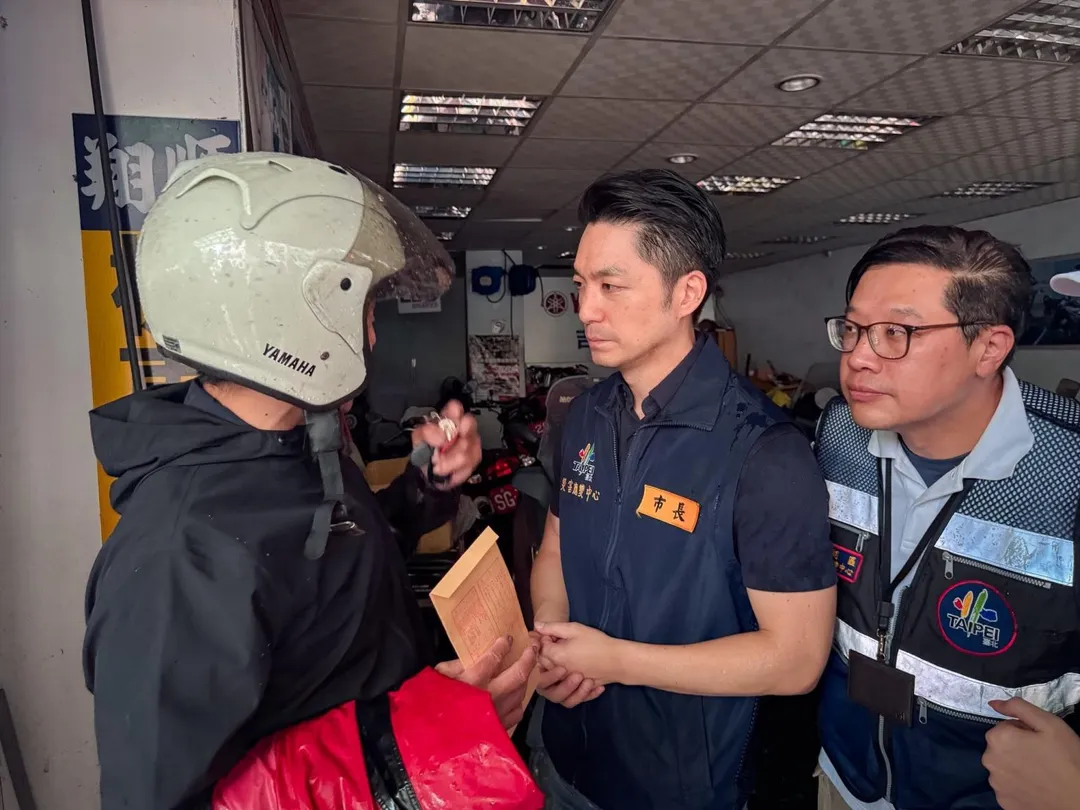 台北市長蔣萬安赴視察淹水災區，慰問市民。（蔣萬安臉書）