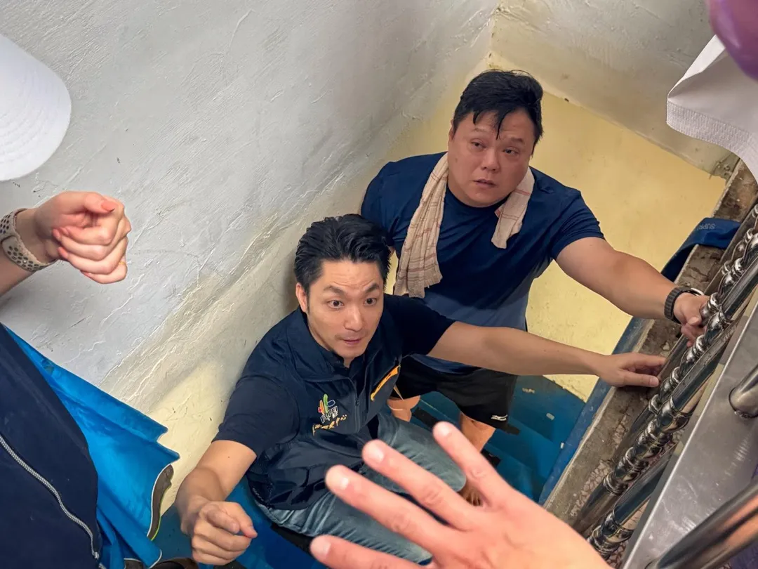 台北市長蔣萬安赴視察淹水災區，慰問市民。（蔣萬安臉書）