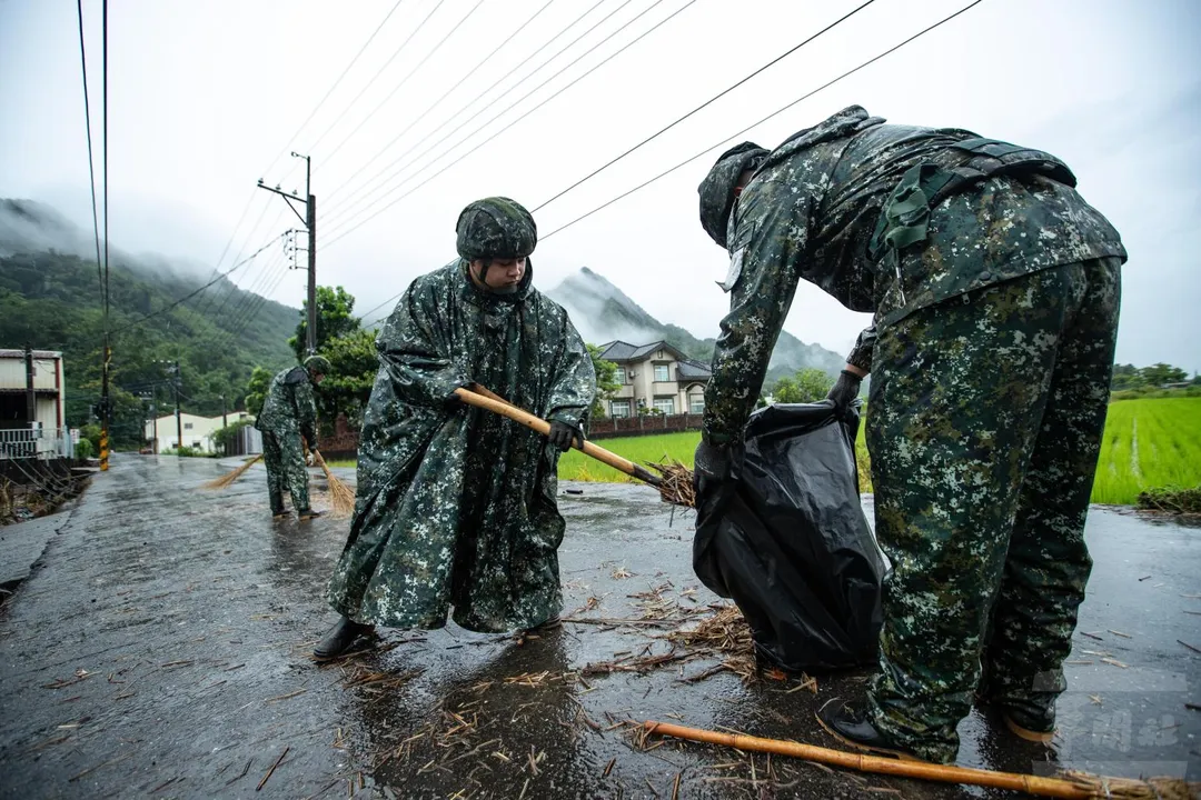 第4地支部官兵協助道路清淤。(圖/軍聞社)