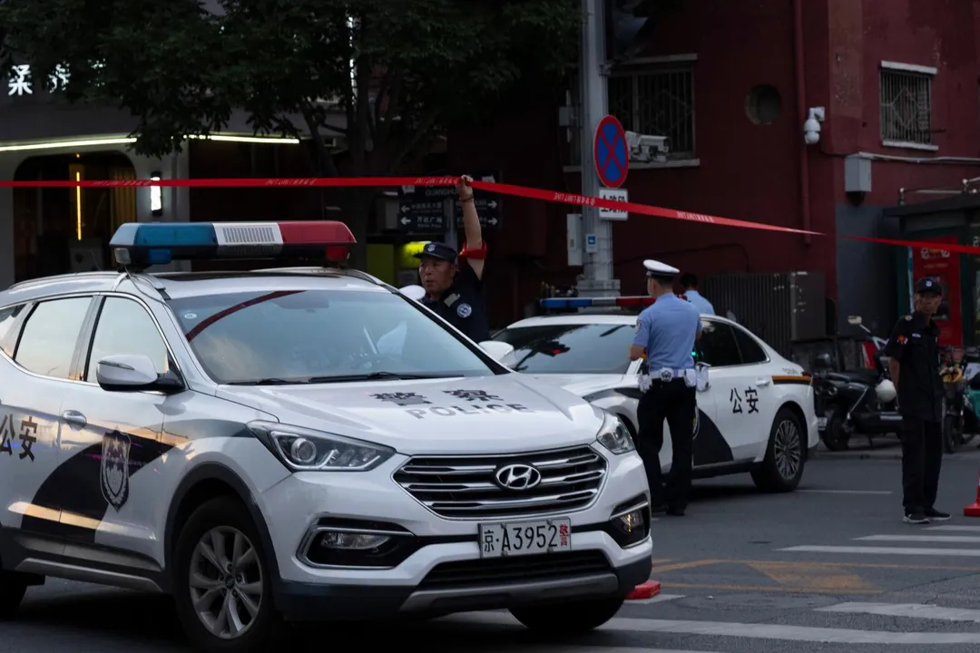 大批消防救護、公安警車趕到現場,對周邊實行交通管制。(圖/美聯社)
