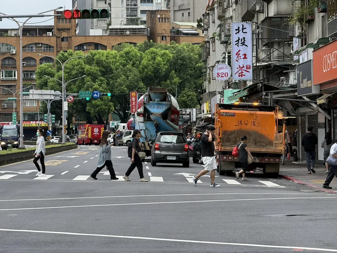 台北市信義區松山路近五分埔商圈27日早午驚傳道路塌陷，長寬各6公尺、深2公尺的巨型天坑。（圖／官有紘攝）