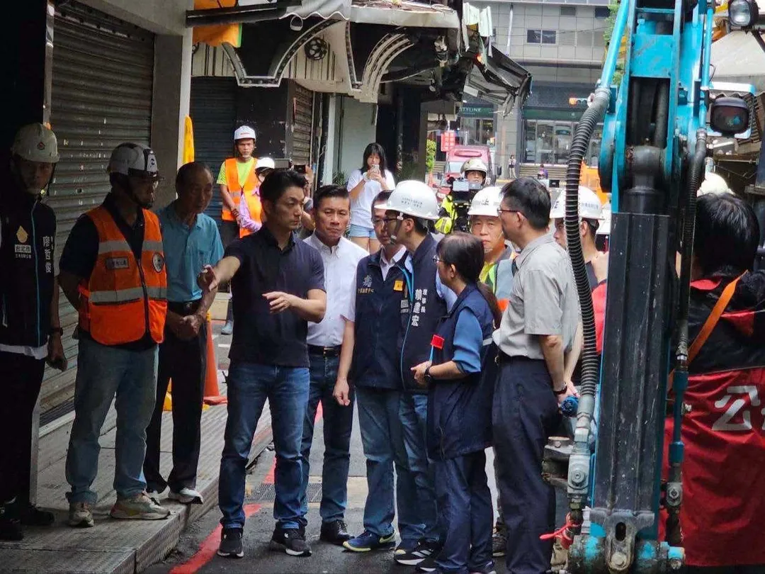 台北市長蔣萬安火速趕赴現場，市府已緊急預防性撤離周邊8戶，全力灌漿回填。（圖／台北市政府提供）