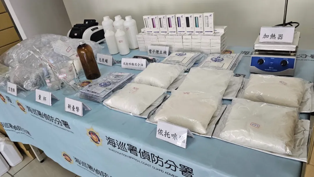 警方積極追緝毒品製造廠,查獲370處毒煙彈分裝場。(圖/中天新聞)