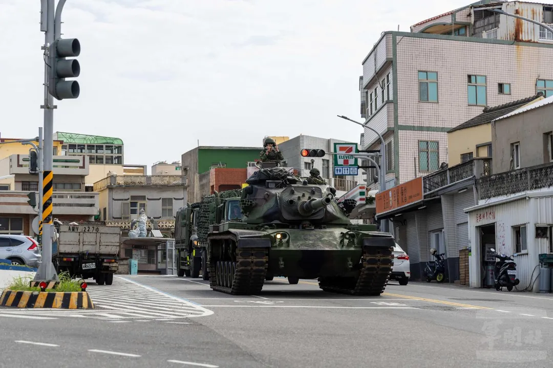 M60A3戰車行駛在澎湖的市區街道,後方還可見到2輛中型戰術輪車。(圖/軍聞社)