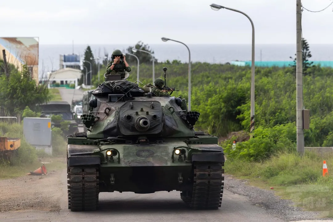 機動中的澎防部M60A3戰車,由砲塔左側艙蓋探出身的裝填手,手持T91步槍對外警戒。(圖/軍聞社)