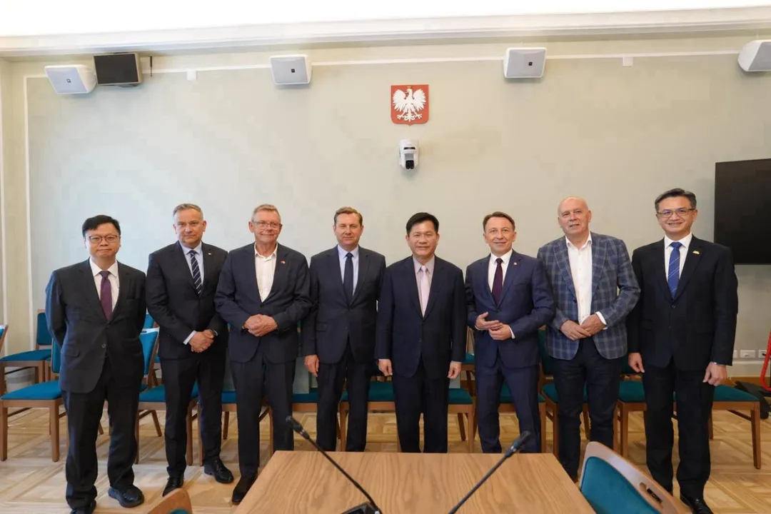 林佳龍(圖右四)與波蘭眾議院經濟委員會主席柯馬拉奇(圖左四)等合影。(圖/外交部)