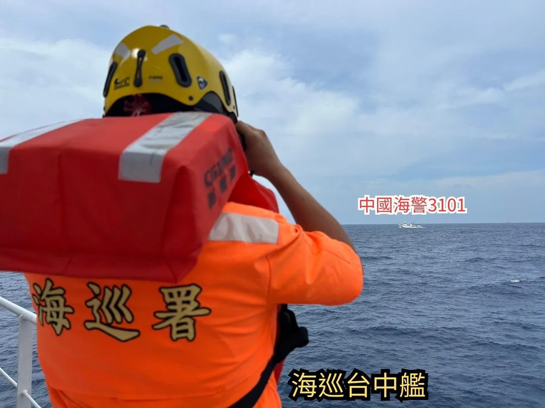 台中號在東沙海域監控大陸海警的3101號。(圖/海巡署)