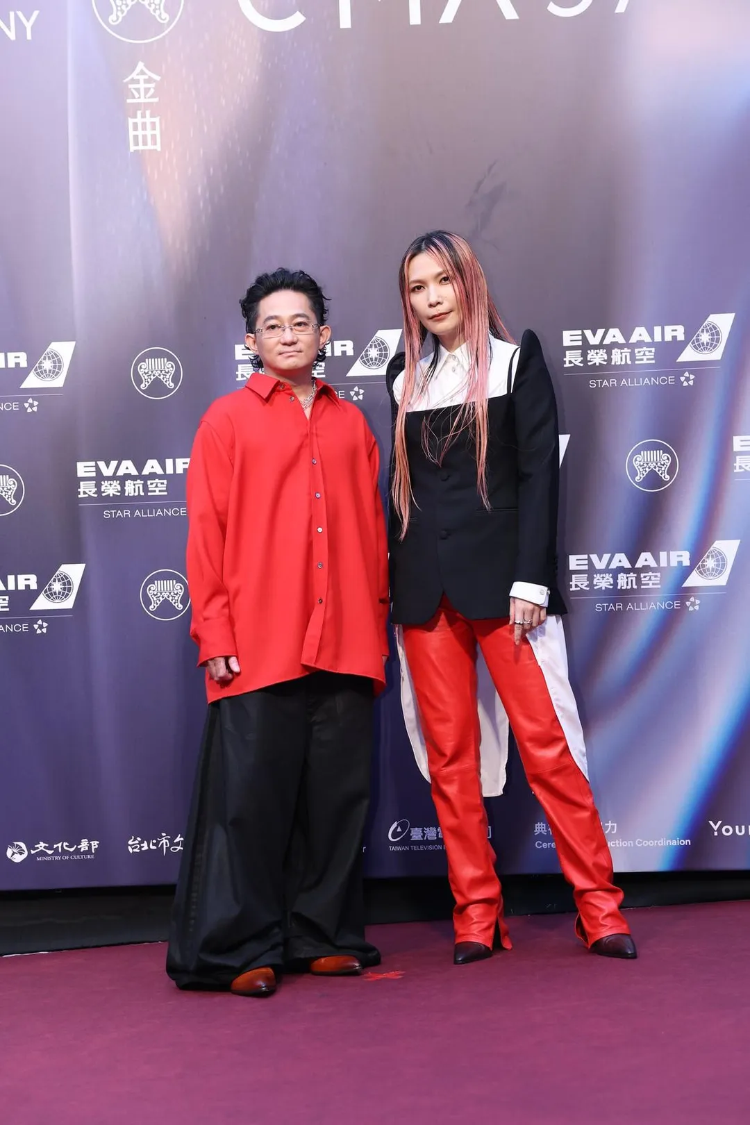 Tizzy Bac樂團主唱惠婷（右）、鼓手林前源27日一起走上第37屆金曲獎紅毯，惠婷坦言自己出場前身體仍不適。（圖／中國時報／陳俊吉攝）