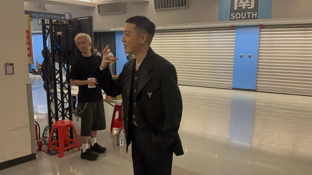 周湯豪笑說現在滿腦子都只想著待會和媽媽比莉姐的演出。（圖／記者 伍映澄 攝）