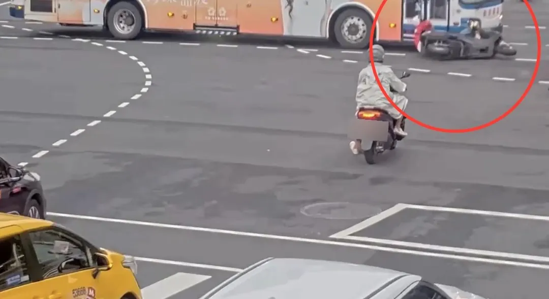 公車衝撞機車瞬間。（圖／翻攝畫面）
