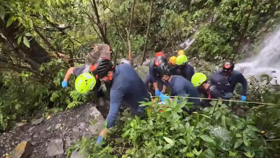 消防人員到場搬運遺體下山。（圖／翻攝畫面）