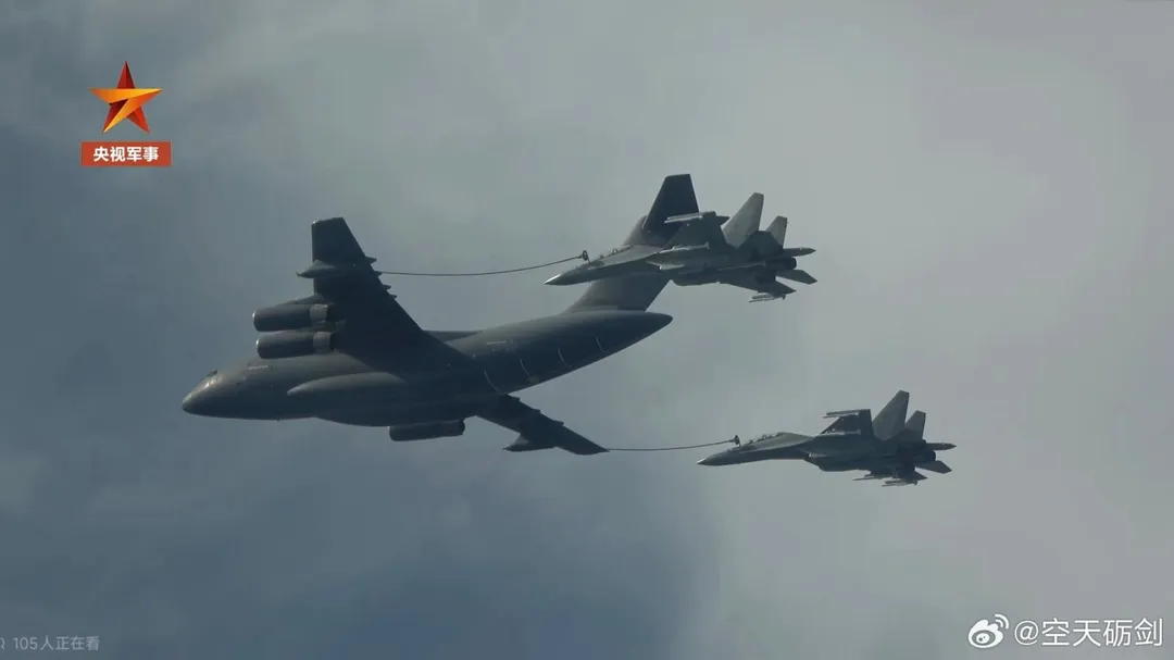巡航現場出現空中加油。（圖／翻攝微博「空天礪劍」）