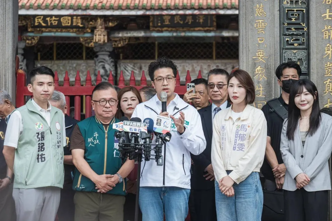 沈伯洋今（28）日前往艋舺龍山寺參香祈福。（圖/沈伯洋競辦提供）