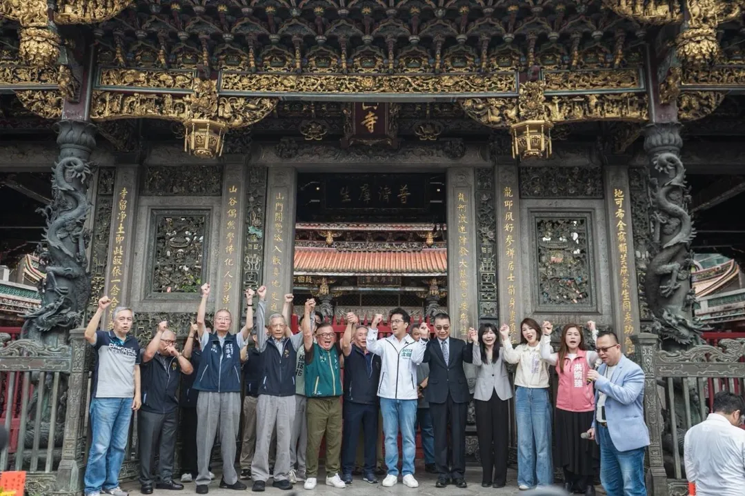 沈伯洋今（28）日前往艋舺龍山寺參香祈福。（圖/沈伯洋競辦提供）