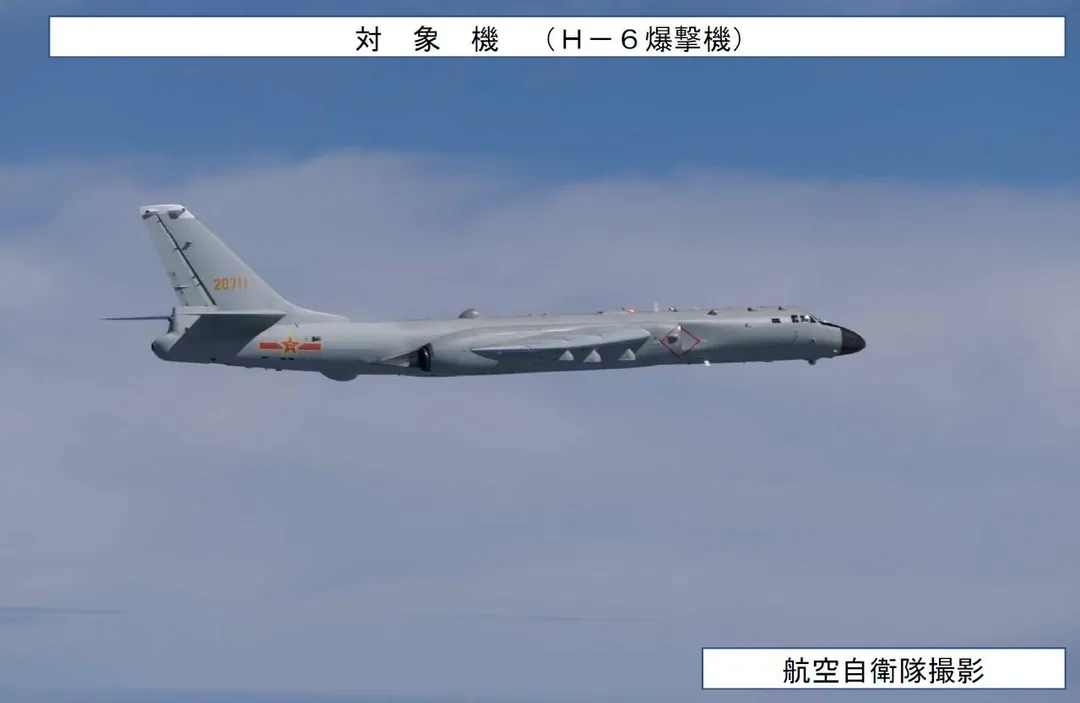 空自拍攝的大陸轟6轟炸機。(圖/防衛省)