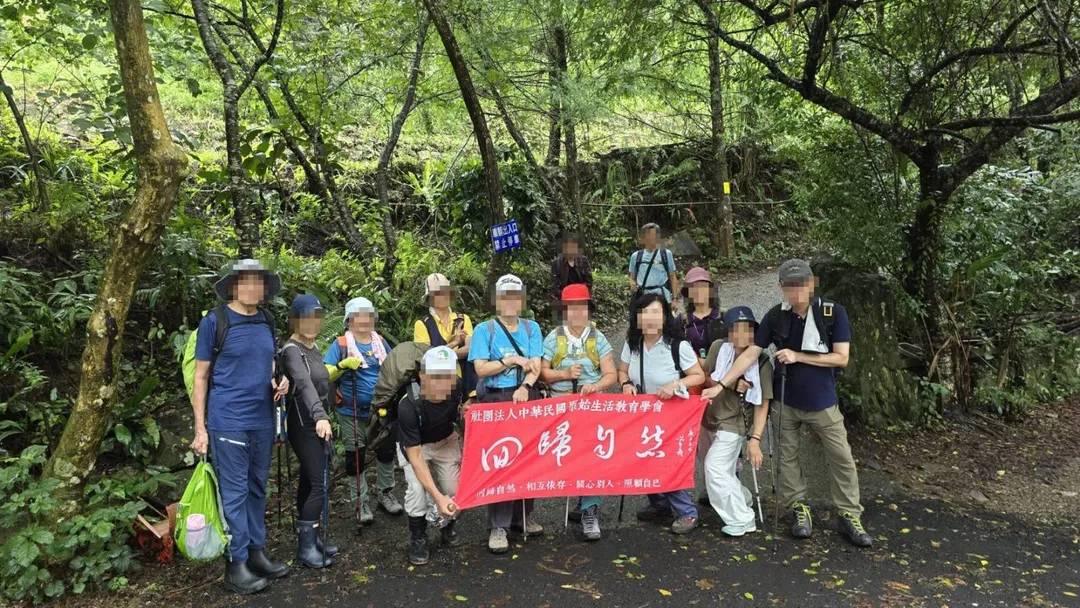 台中蝴蝶谷步道27日爆發4死1傷山難,團員最後合影照。(圖/翻攝畫面)