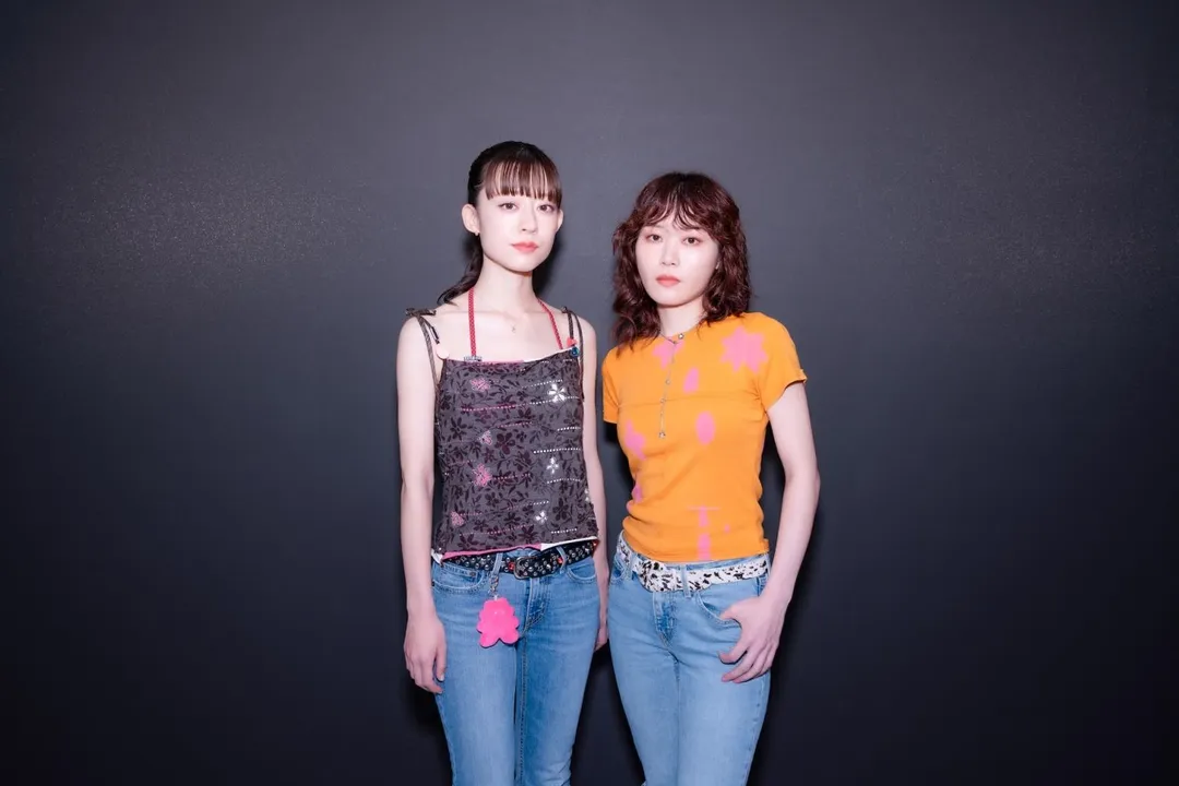 「羊文學」由吉他手兼主唱MOEKA(左起)、貝斯手YURIKA組成。(圖/索尼音樂提供)