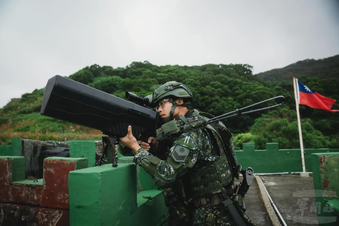 馬防部官兵手持干擾槍反制無人機(圖/軍聞社)