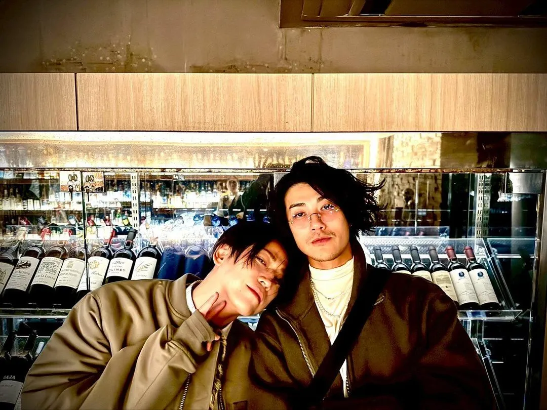 龜梨和也(左起)逗趣表示要和赤西仁猜拳,決定誰演《極道鮮師》校長。(圖/翻攝自龜梨和也IG)