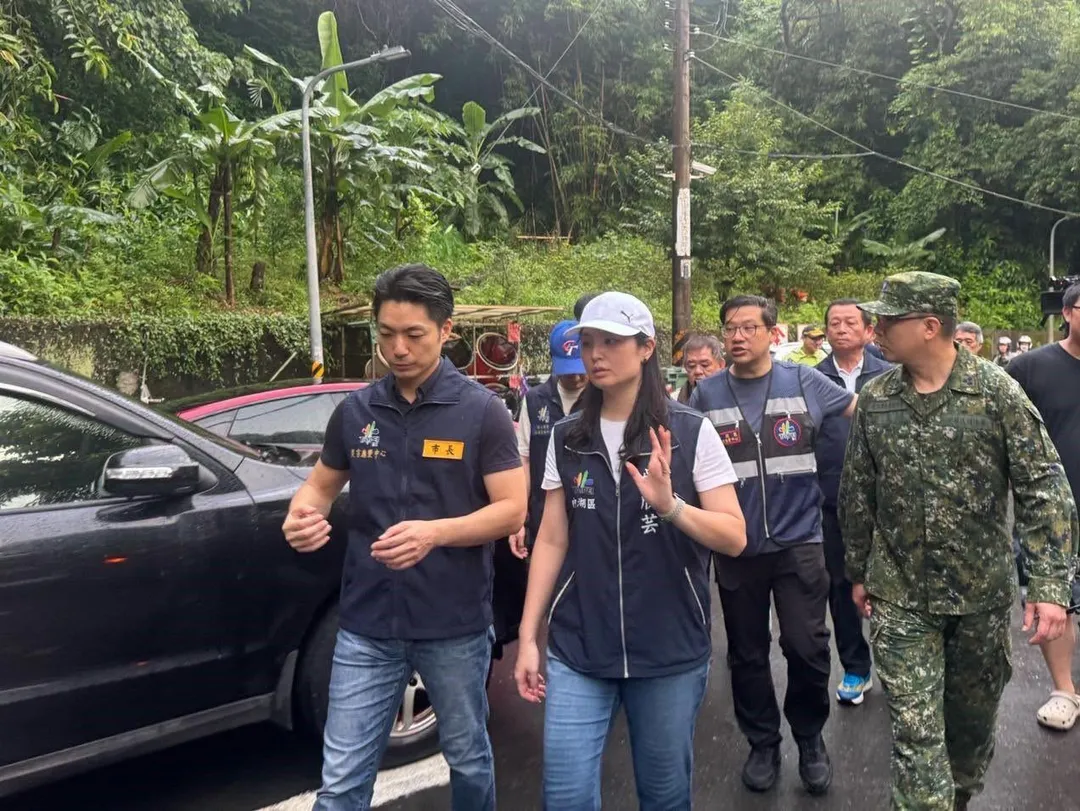 蔣萬安前往內湖視察,了解地方最新情況,並確認各項改善措施及現場排水狀況。(圖/翻攝蔣萬安臉書)