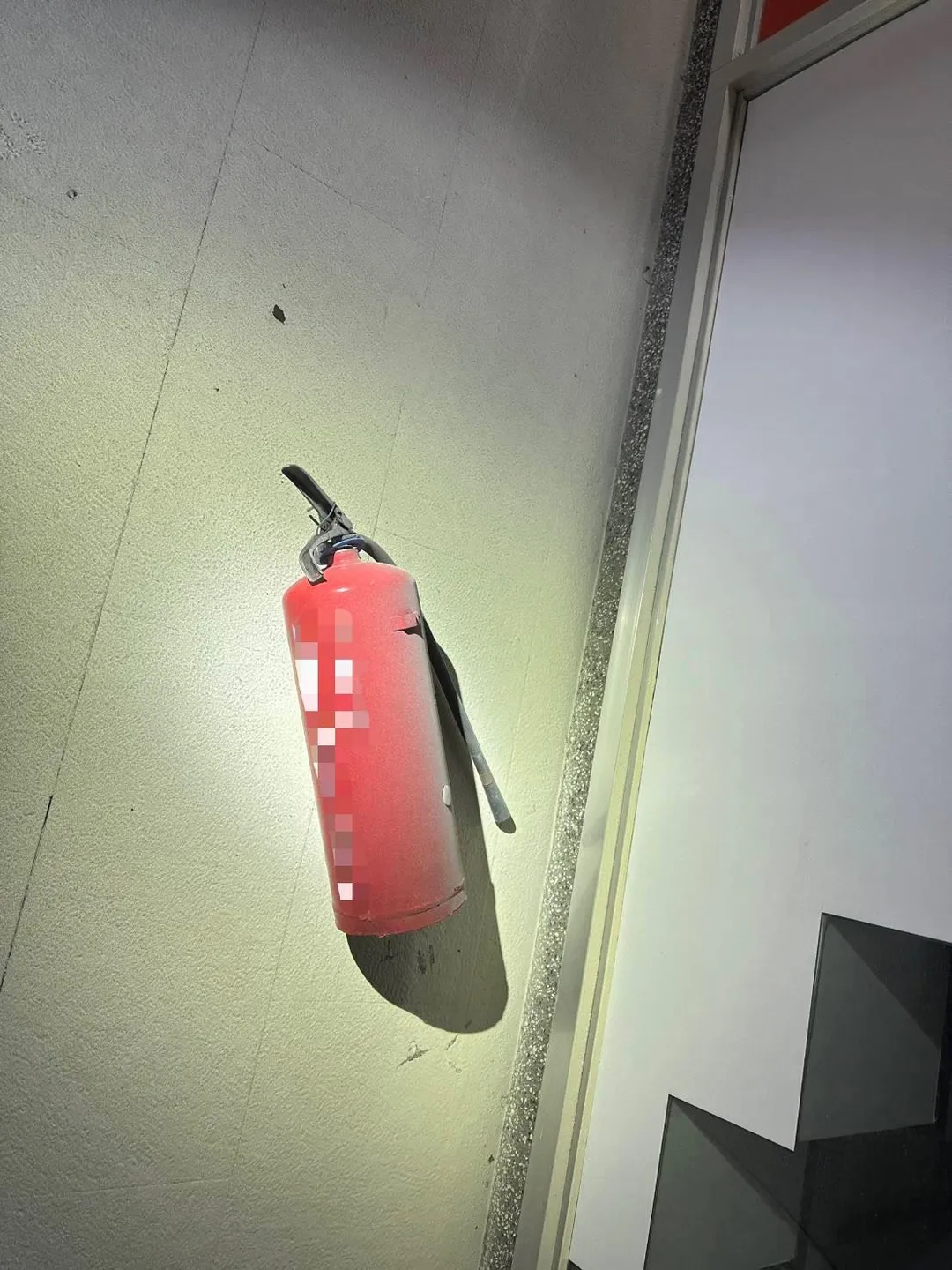該名女子手持滅火器亂噴。（圖／警方提供）