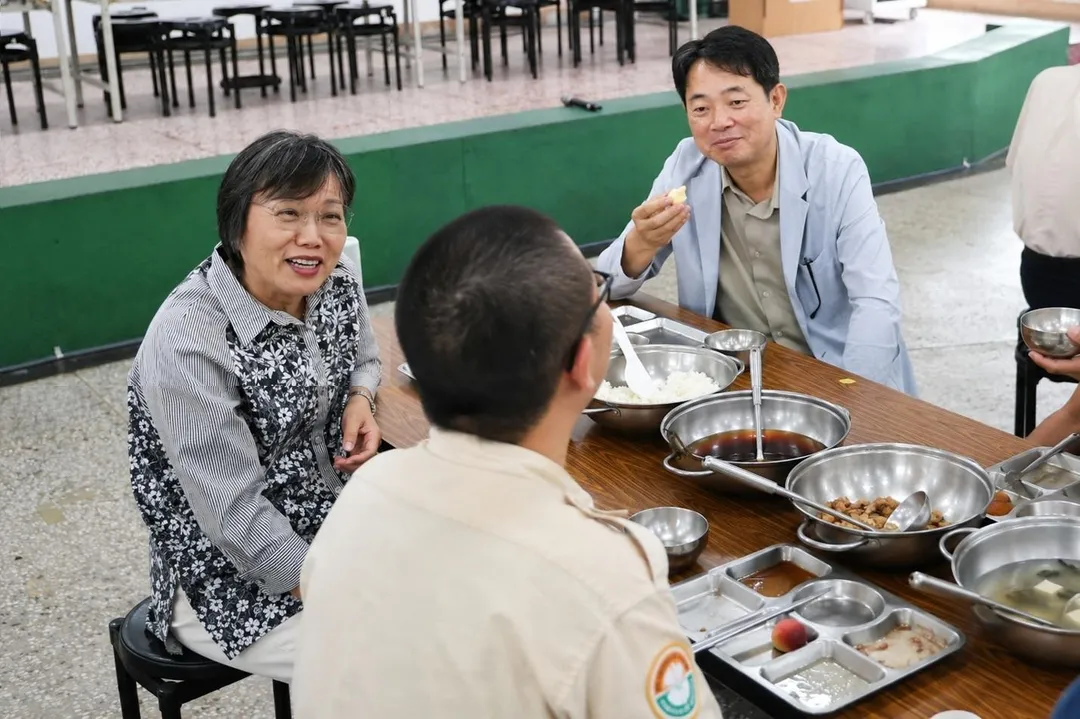 劉世芳關心替代役男團膳情形。(圖/內政部提供)