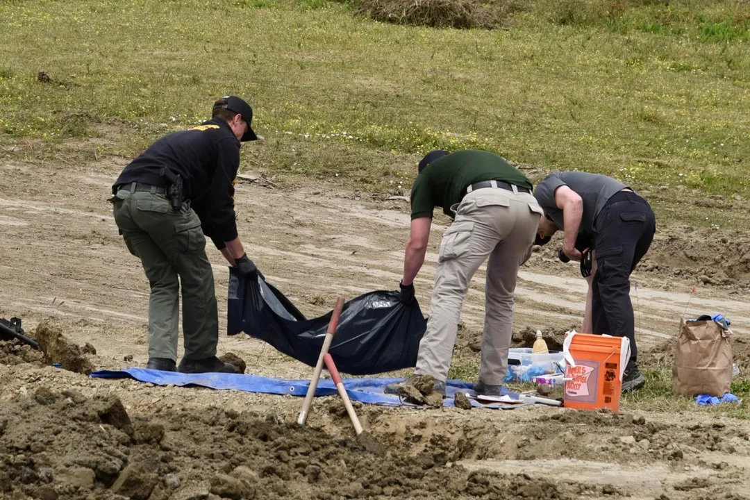 加州一間動物收容中心驚爆大規模虐待動物事件,警方挖出大量狗屍。(圖/美聯社)