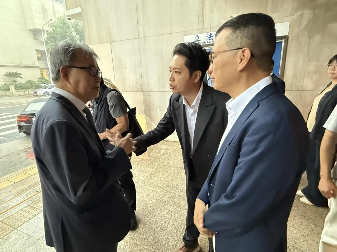 羅廷瑋先前體諒鄭英耀「身體欠安」,還親自送她離開立院,沒想到鄭英耀卻在地方跑透透。(圖/羅廷瑋辦公室提供)