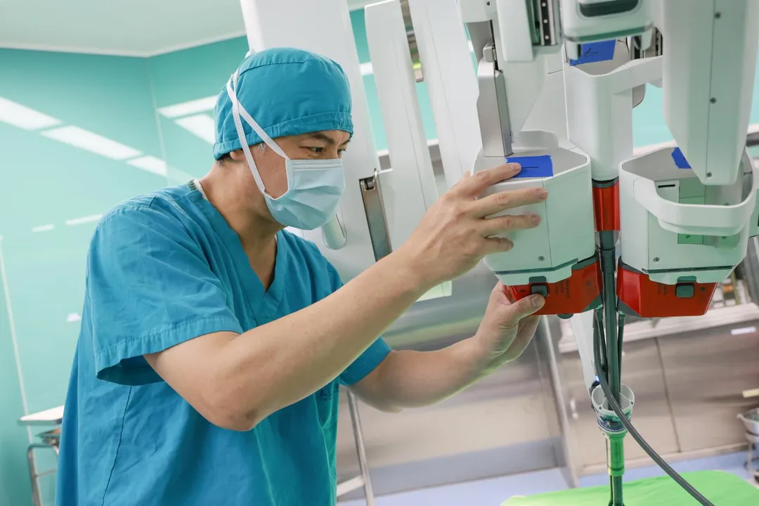 童醫院耳鼻喉部陳世偉主任使用單孔達文西機器手臂系統輔助舌根切除手術。（圖／童綜合醫院）