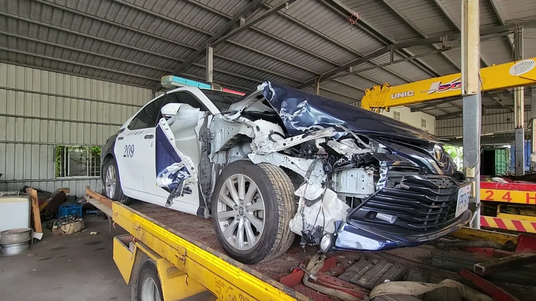 警車毀損嚴重。(圖/中天新聞)