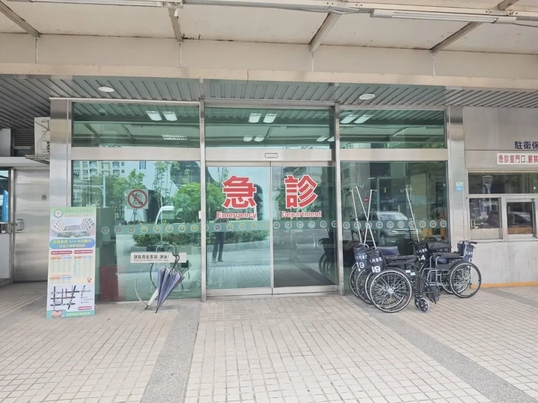 一名20多歲江姓女子陪男友就醫期間，因要求護理師在未掛號情況下協助換藥遭拒，徒手朝護理師胸口揮拳攻擊。（圖／高雄市立大同醫院）