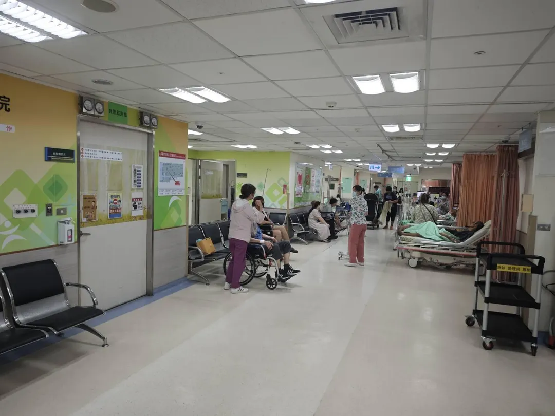 一名20多歲江姓女子陪男友就醫期間，因要求護理師在未掛號情況下協助換藥遭拒，徒手朝護理師胸口揮拳攻擊。（圖／高雄市立大同醫院）
