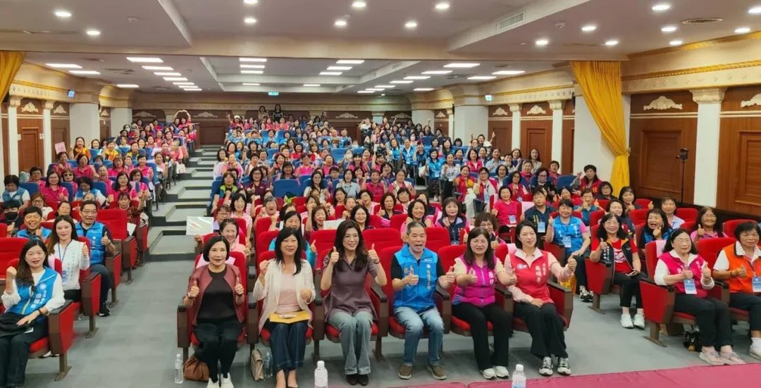 鄭麗文出席「桃園市婦女菁英領袖成長營」與眾人合影留念。（圖／國民黨桃園市黨部臉書粉專）