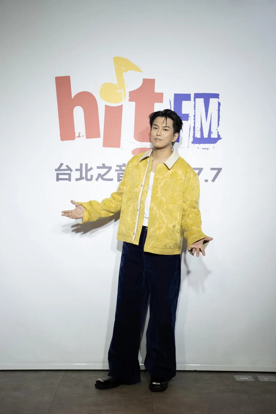 蕭景鴻29日出席首張個人同名專輯《蕭景鴻Edy Hsiao》發片記者會。（圖／Hit Fm聯播網提供）
