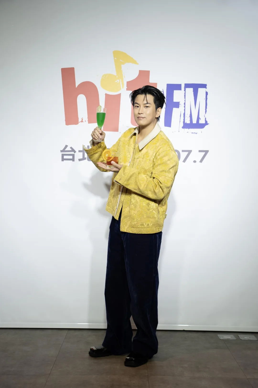 蕭景鴻在活動中當Bartender,調製與他專輯歌曲情境與滋味相呼應的兩款「Edy特調」。(圖/Hit Fm聯播網提供)