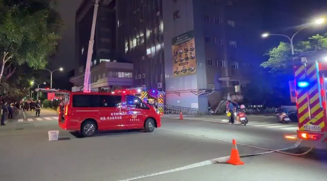 消防人員出動雲梯救火。（圖／翻攝畫面）