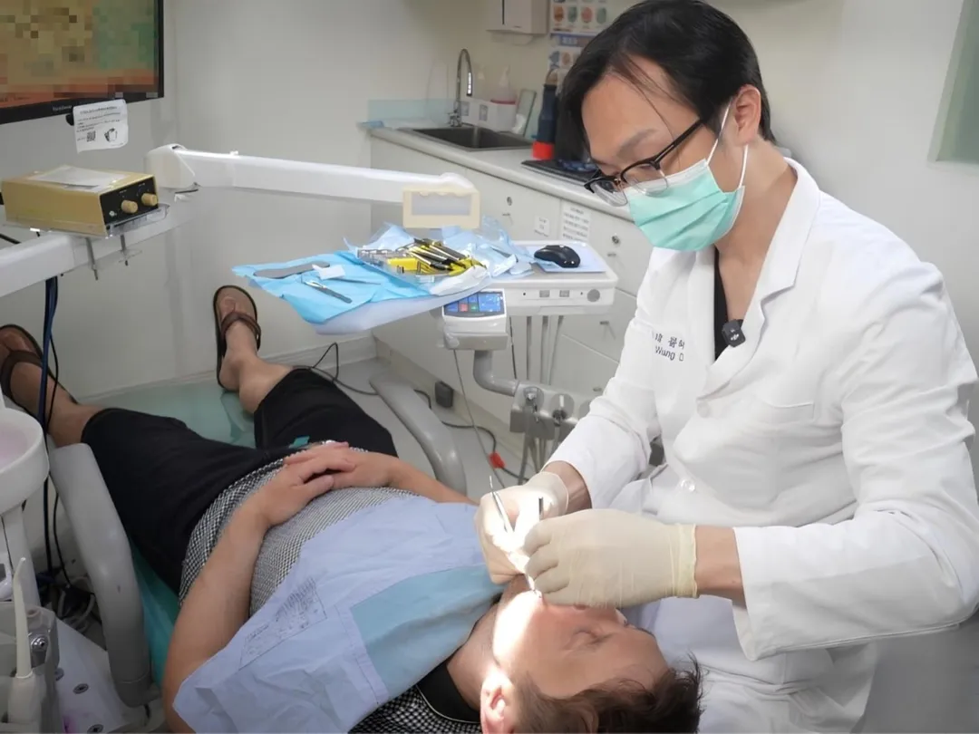 北醫附醫口腔醫學部牙周病科王進瑋主任採用新式微創補齦補骨技術,為跨洋就醫的Kelly 重新找回健康笑容與生活品質。(圖/臺北醫學大學附設醫院)