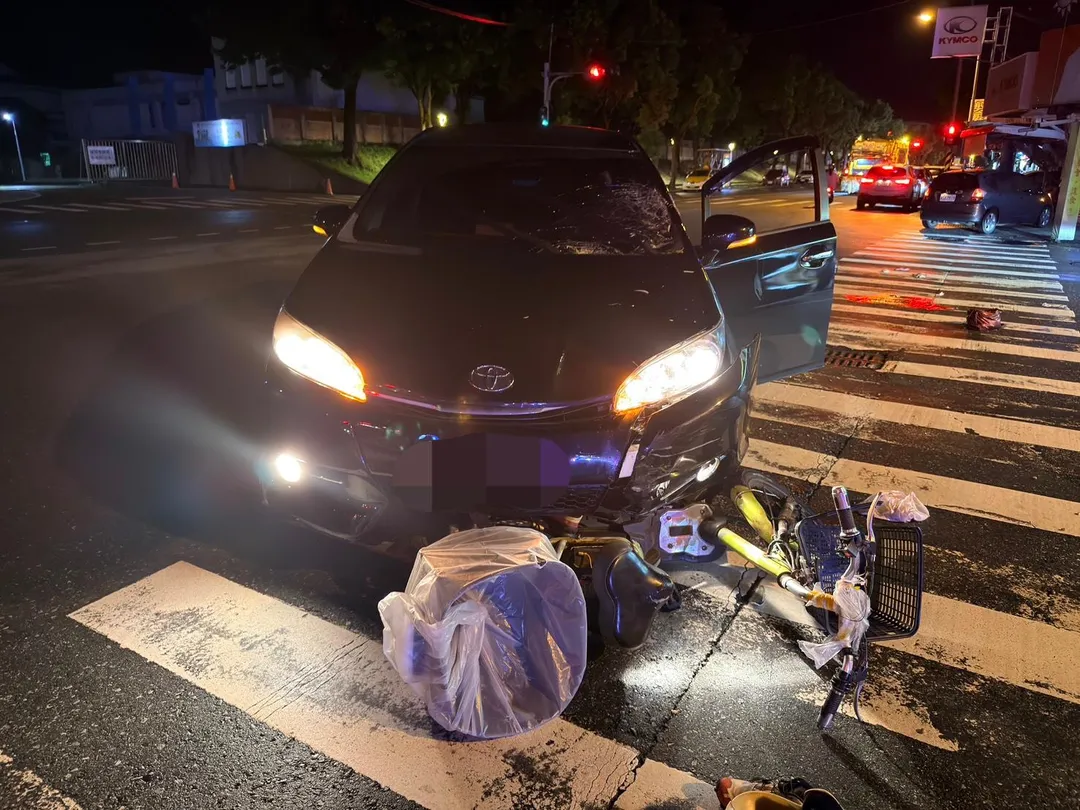 77歲騎電動車的婦人傷重不治。(圖/警方提供)