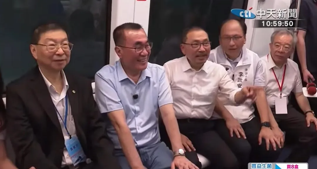 新北市長參選人李四川（左二）、獲得現任市長侯友宜（左三）的力挺。（圖／中天新聞）