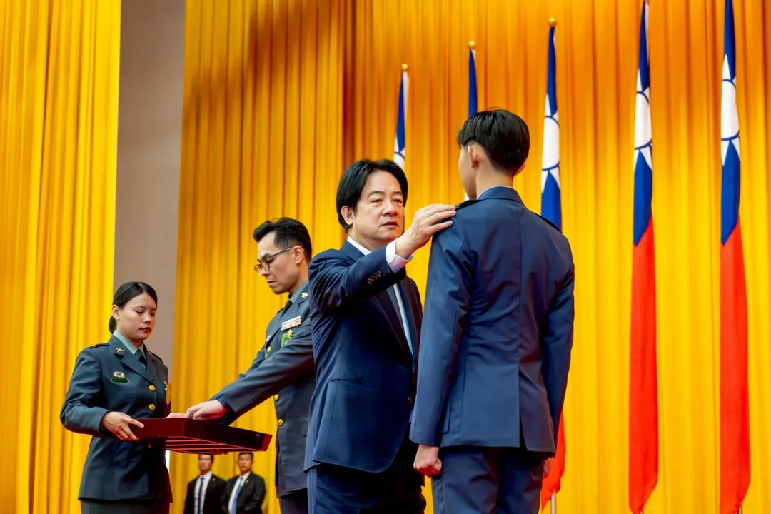 賴清德為軍校畢業生授階。(圖/總統府)