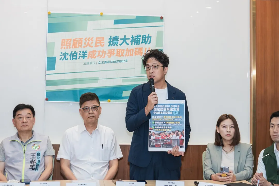 沈伯洋為內湖淹水受災民眾向中央爭取加碼補助(圖/沈伯洋辦公室提供)