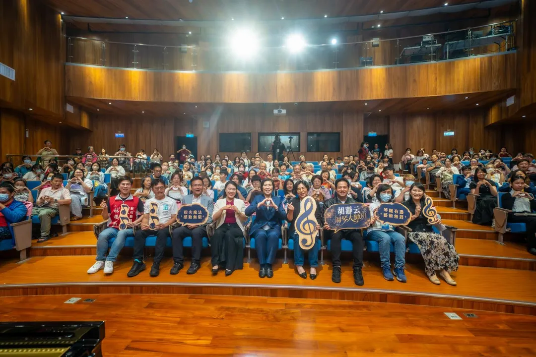 徐欣瑩邀請國際鋼琴家胡瀞云到新竹縣舉辦演奏與大師班,現場座無虛席,並增開第二會場轉播。徐欣瑩承諾若當選縣長,將在竹縣打造世界級的「多功能展演中心」,讓孩子在家鄉就有國際舞台。(圖/徐欣瑩辦公室提供)